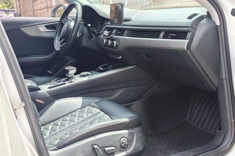 Used Audi A4L 2019 40 TFSI Ambition China VI Interior 1
