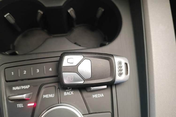 Used Audi A4L 2019 40 TFSI Ambition China VI Interior 1