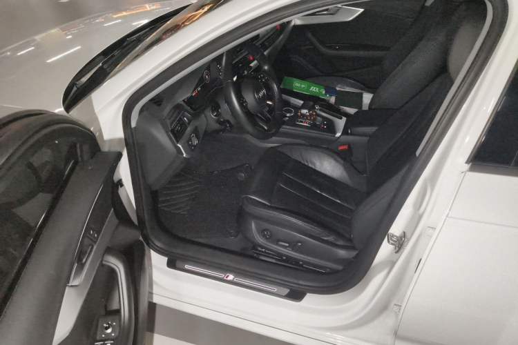 Used Audi A4L 2019 40 TFSI Fashion Edition China VI Emission Standard Interior 3