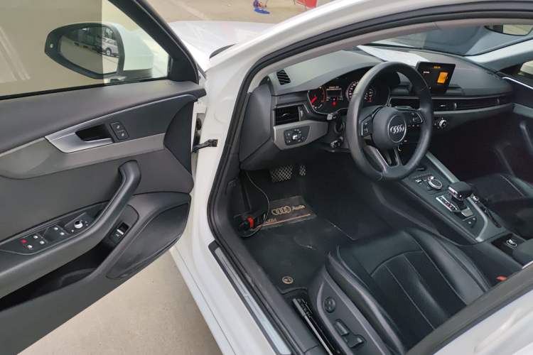 Used Audi A4L 2019 35 TFSI Ambition China VI Interior 3
