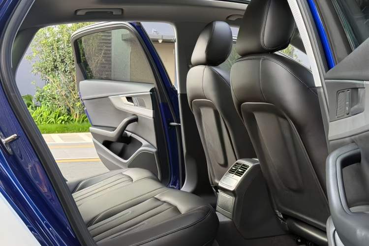 Used Audi A4L 2019 40 TFSI Ambition China VI Interior 3