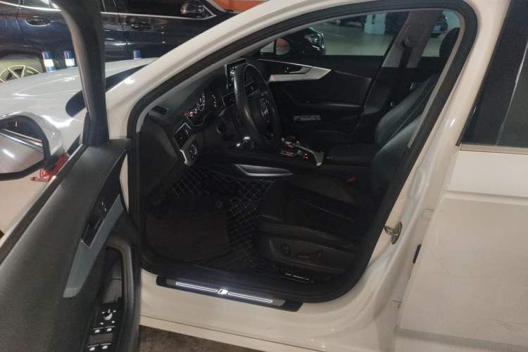 Used Audi A4L 2019 40 TFSI Fashion Edition China VI Emission Standard Interior 3