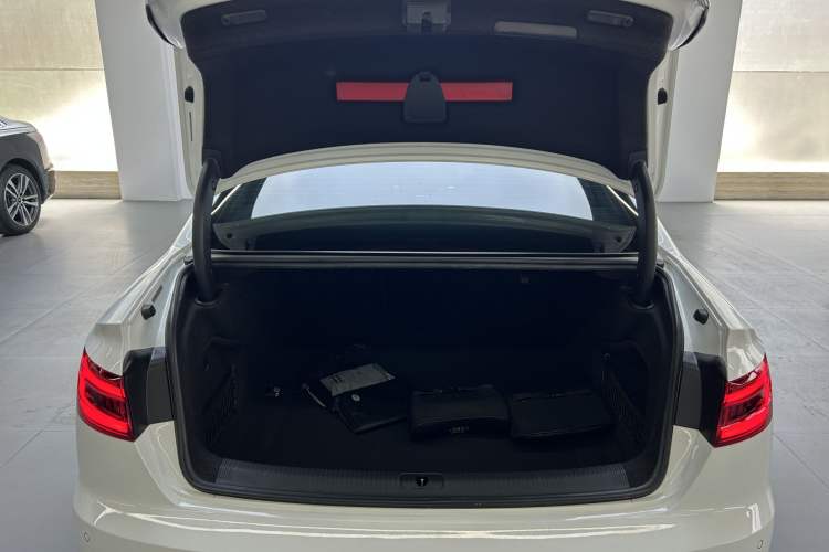 Used Audi A4L 2019 40 TFSI Fashion Edition China VI Emission Standard Interior 3