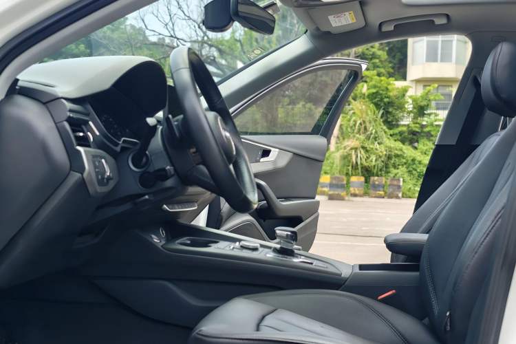 Used Audi A4L 2019 40 TFSI Ambition China VI Interior 3