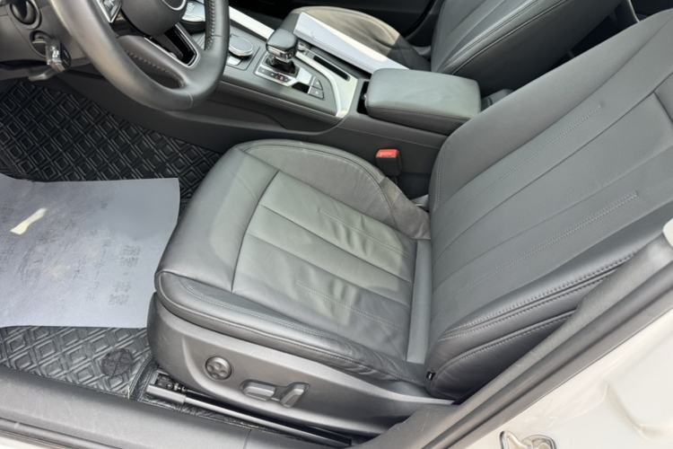 Used Audi A4L 2019 40 TFSI Fashion Edition China VI Emission Standard Interior 4