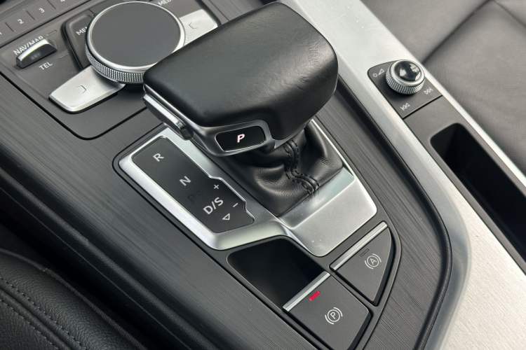 Used Audi A4L 2019 40 TFSI Fashion Edition China VI Emission Standard Interior 4