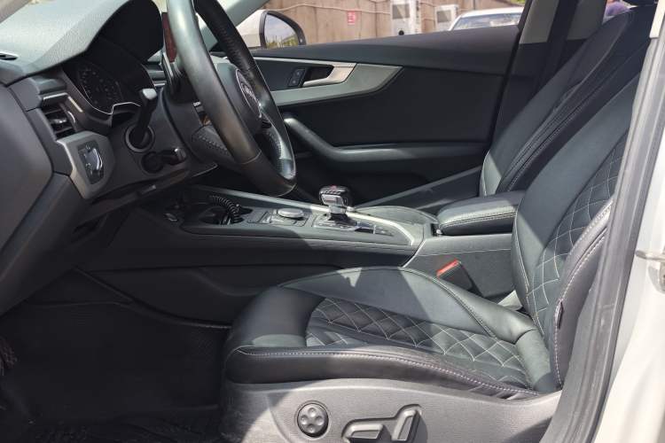 Used Audi A4L 2019 40 TFSI Ambition China VI Interior 4