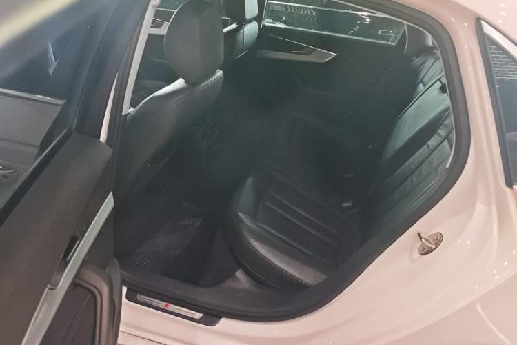 Used Audi A4L 2019 40 TFSI Fashion Edition China VI Emission Standard Interior 4