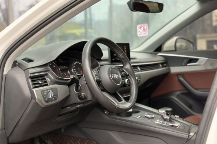 Used Audi A4L 2019 40 TFSI Ambition China VI Interior 4