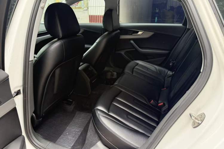 Used Audi A4L 2019 40 TFSI Ambition China VI Interior 4