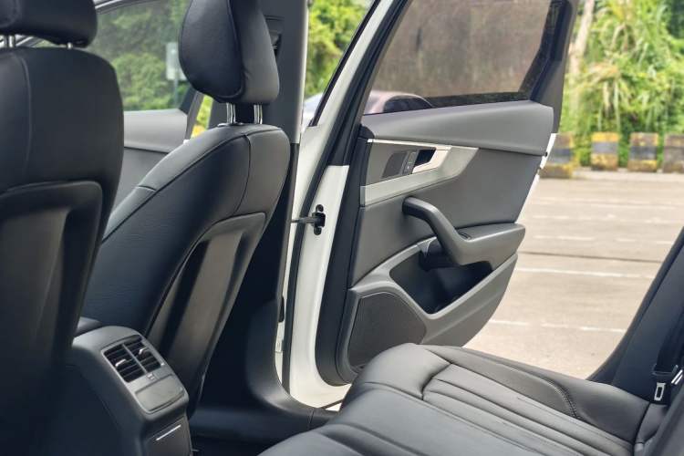Used Audi A4L 2019 40 TFSI Ambition China VI Interior 4