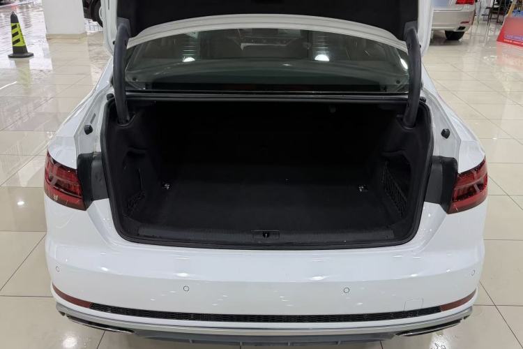 Used Audi A4L 2019 40 TFSI Fashion Edition China VI Emission Standard Interior 5
