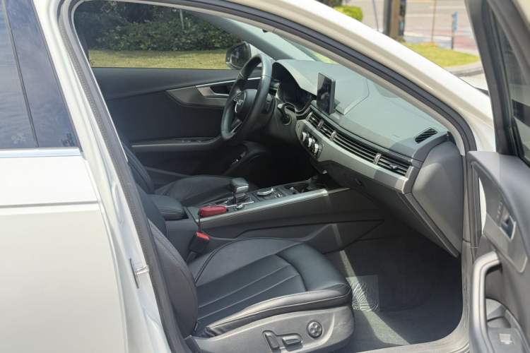 Used Audi A4L 2019 40 TFSI Ambition China VI Interior 5