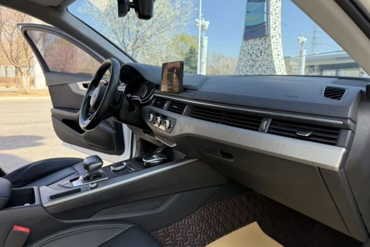 Used Audi A4L 2019 40 TFSI Ambition China VI Interior 6
