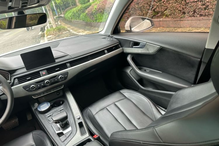 Used Audi A4L 2019 40 TFSI Ambition China VI Interior 7