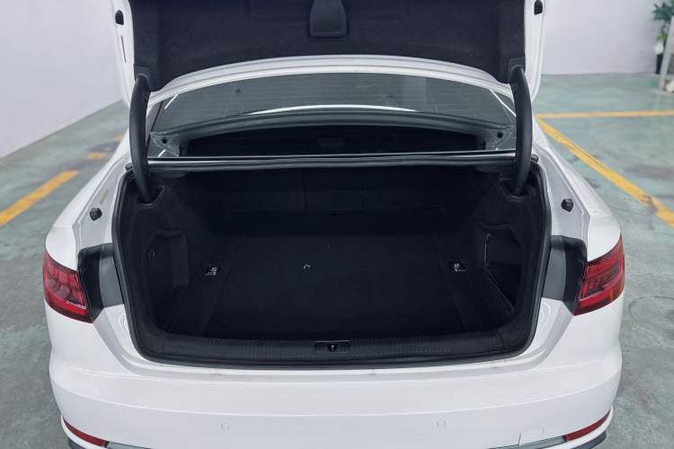 Used Audi A4L 2019 40 TFSI Ambition China VI Interior 7