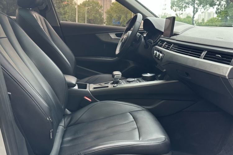 Used Audi A4L 2019 40 TFSI Ambition China VI Interior 8