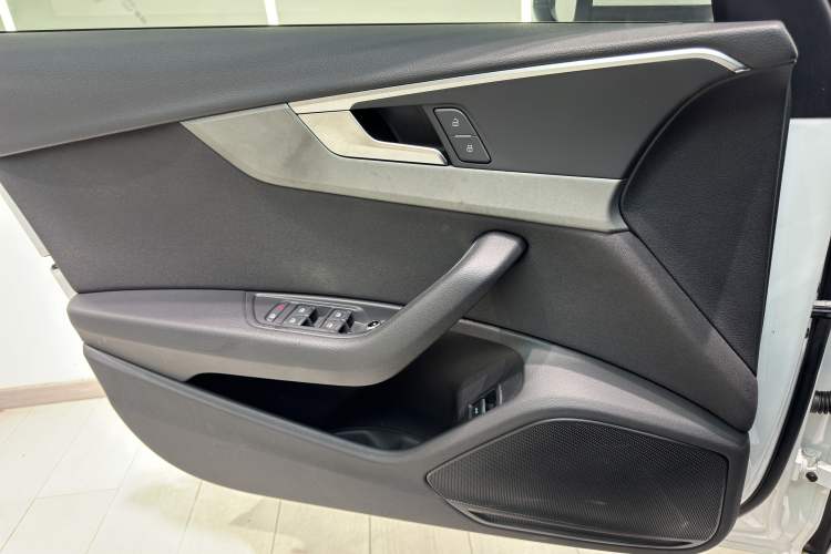 Used Audi A4L 2019 40 TFSI Ambition China VI Interior 9