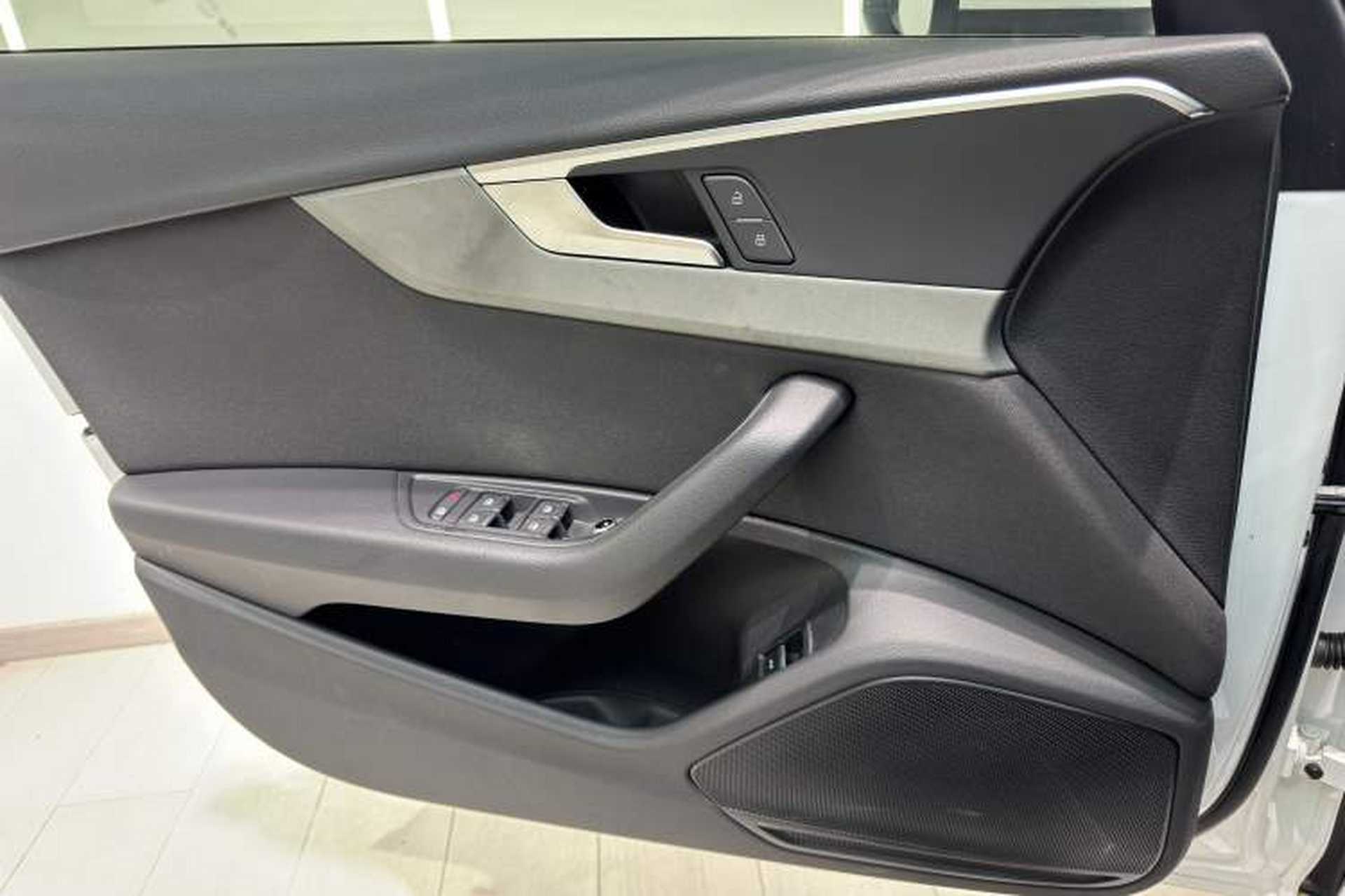 Used Audi A4L 2019 40 TFSI Ambition China VI Interior 9