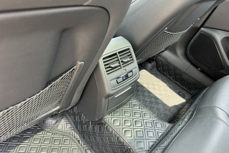Used Audi A4L 2019 40 TFSI Fashion Edition China VI Emission Standard Interior 9
