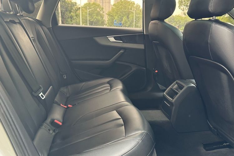 Used Audi A4L 2019 40 TFSI Ambition China VI Interior 9