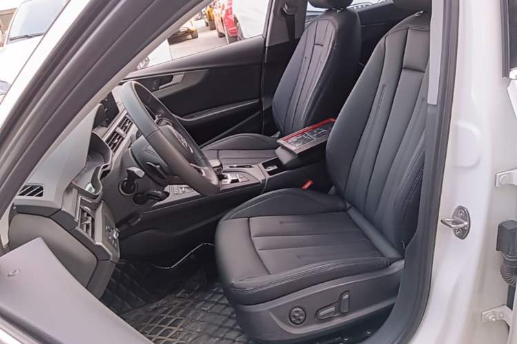Used Audi A4L 2019 40 TFSI Ambition China VI Left Front Seat