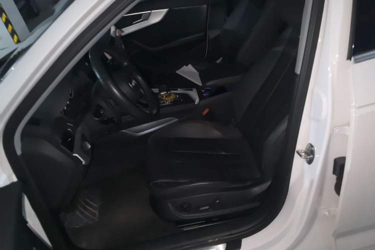 Used Audi A4L 2019 40 TFSI Fashion Edition China VI Emission Standard Left Front Seat