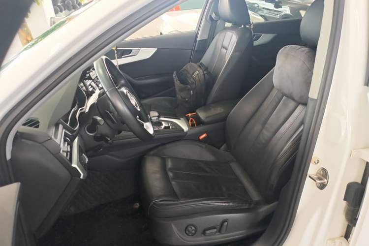 Used Audi A4L 2019 40 TFSI Fashion Edition China VI Emission Standard Left Front Seat