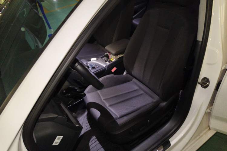 Used Audi A4L 2019 40 TFSI Ambition China VI Left Front Seat