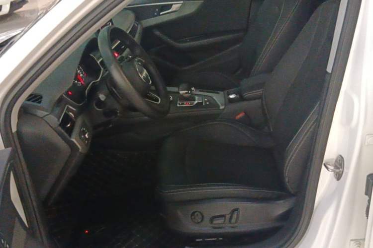 Used Audi A4L 2019 40 TFSI Ambition China VI Left Front Seat