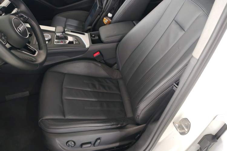 Used Audi A4L 2019 40 TFSI Fashion Edition China VI Emission Standard Left Front Seat