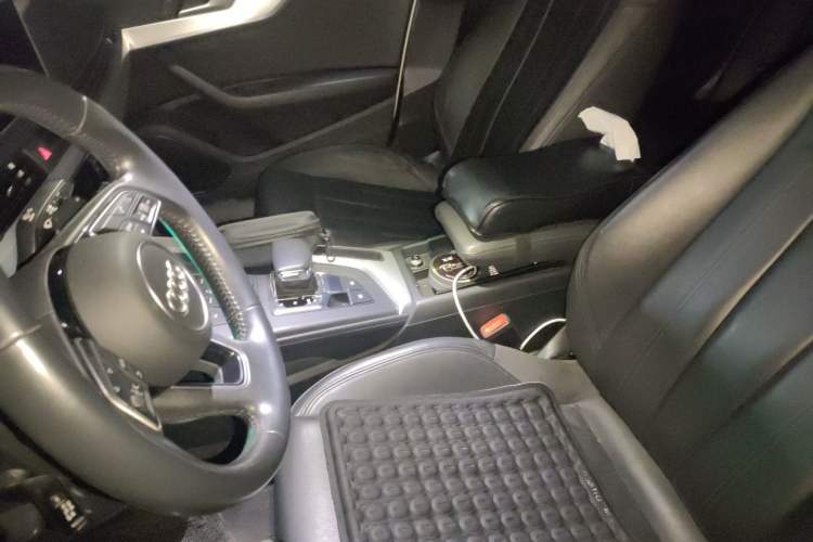 Used Audi A4L 2019 40 TFSI Fashion Edition China VI Emission Standard Left Front Seat