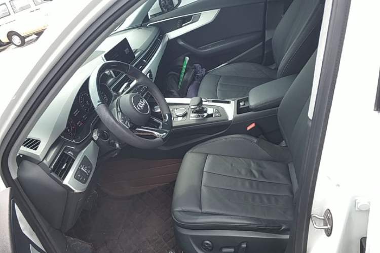 Used Audi A4L 2019 40 TFSI Fashion Edition China VI Emission Standard Left Front Seat