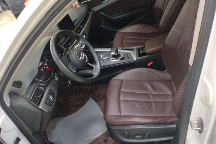 Used Audi A4L 2019 40 TFSI Ambition China VI Left Front Seat