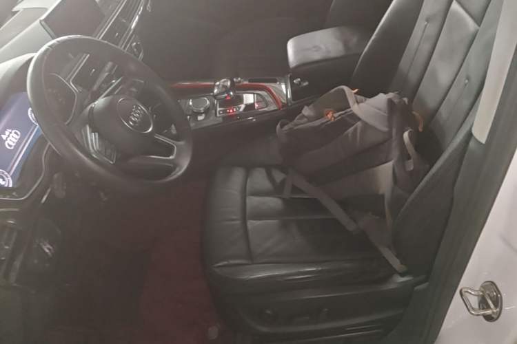 Used Audi A4L 2019 40 TFSI Fashion Edition China VI Emission Standard Left Front Seat