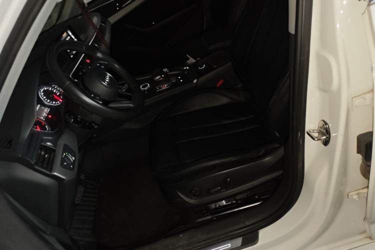 Used Audi A4L 2019 40 TFSI Fashion Edition China VI Emission Standard Left Front Seat