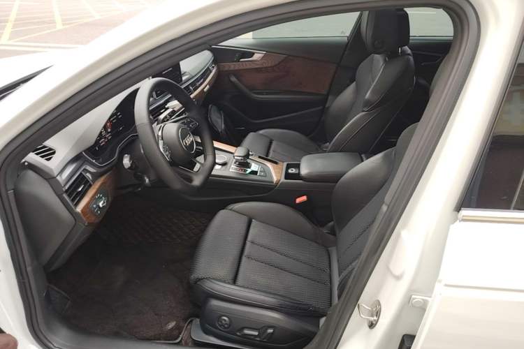 Used Audi A4L 2019 40 TFSI Sporty Version China VI Left Front Seat