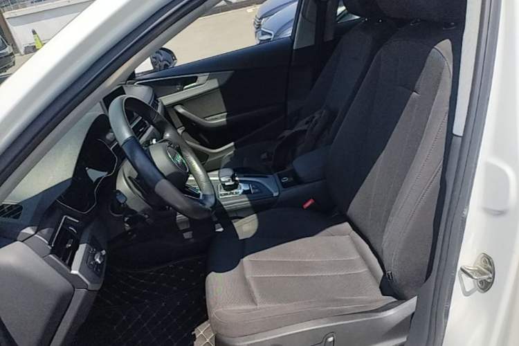 Used Audi A4L 2019 40 TFSI Ambition China VI Left Front Seat