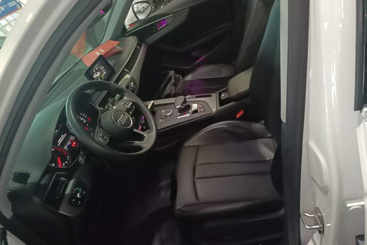 Used Audi A4L 2019 40 TFSI Ambition China VI Left Front Seat