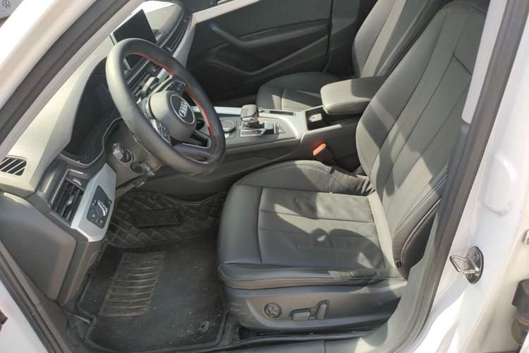 Used Audi A4L 2019 40 TFSI Fashion Edition China VI Emission Standard Left Front Seat