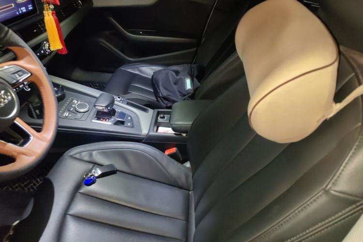 Used Audi A4L 2019 40 TFSI Ambition China VI Left Front Seat