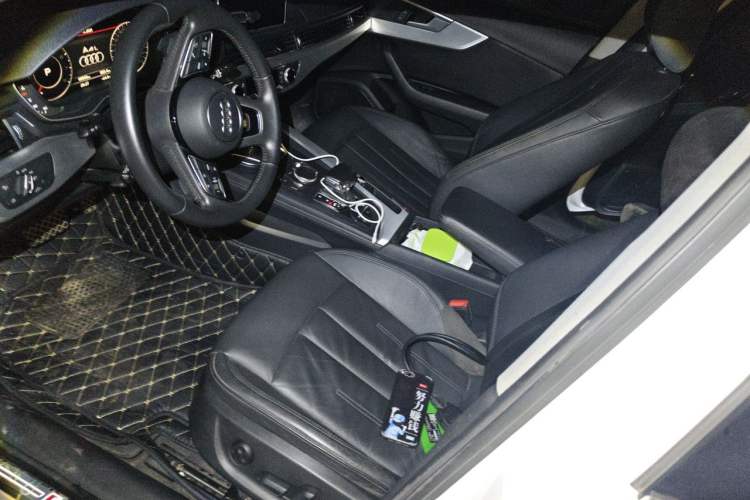 Used Audi A4L 2019 40 TFSI Fashion Edition China VI Emission Standard Left Front Seat