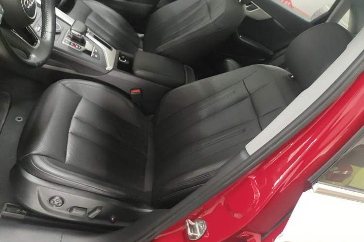 Used Audi A4L 2019 40 TFSI Fashion Edition China VI Emission Standard Left Front Seat