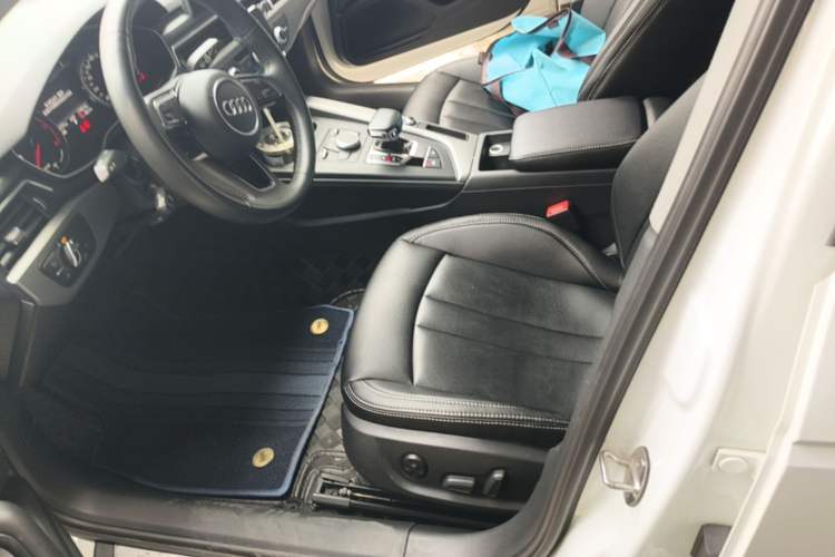 Used Audi A4L 2019 40 TFSI Ambition China VI Left Front Seat