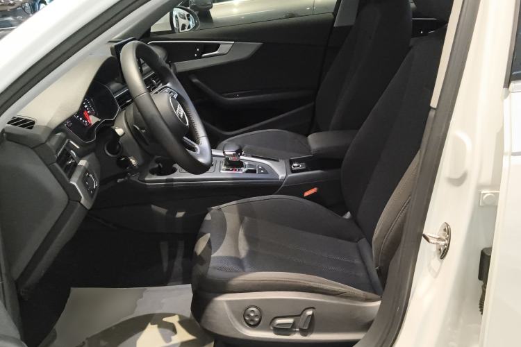 Used Audi A4L 2019 40 TFSI Ambition China VI Left Front Seat