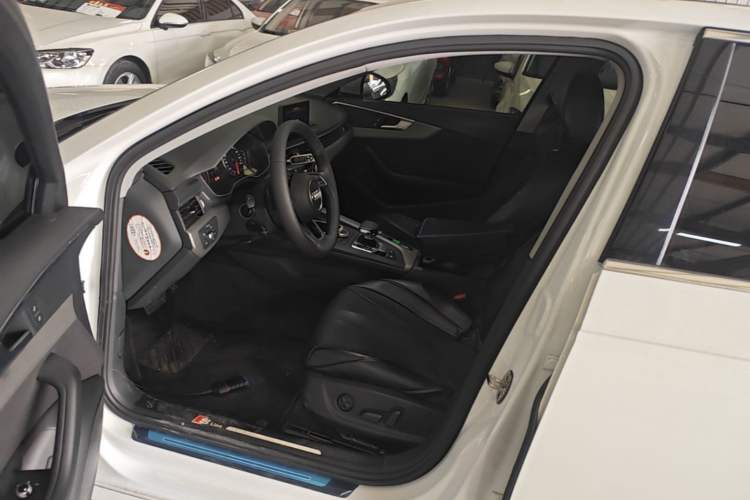 Used Audi A4L 2019 40 TFSI Ambition China VI Left Front Seat