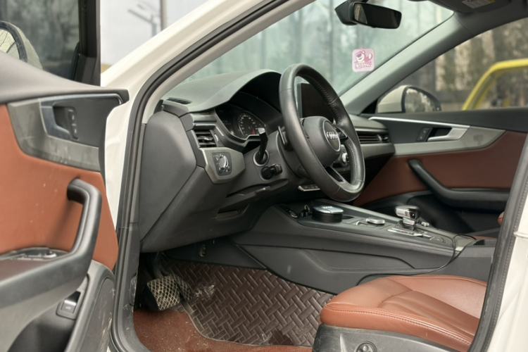 Used Audi A4L 2019 40 TFSI Ambition China VI Left Front Seat
