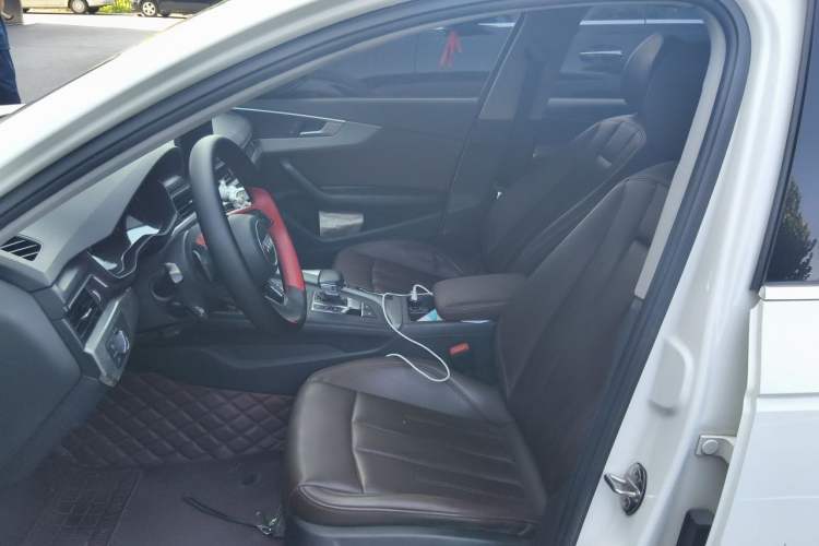 Used Audi A4L 2019 40 TFSI Ambition China VI Left Front Seat
