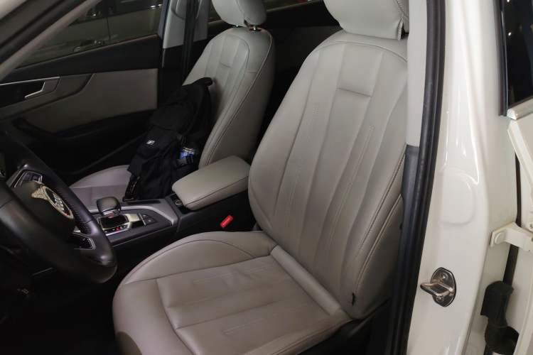 Used Audi A4L 2019 40 TFSI Ambition China VI Left Front Seat