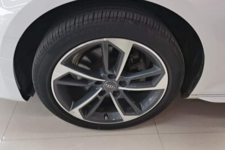 Used Audi A4L 2019 40 TFSI Sporty Version China VI Left Front Wheel Hub